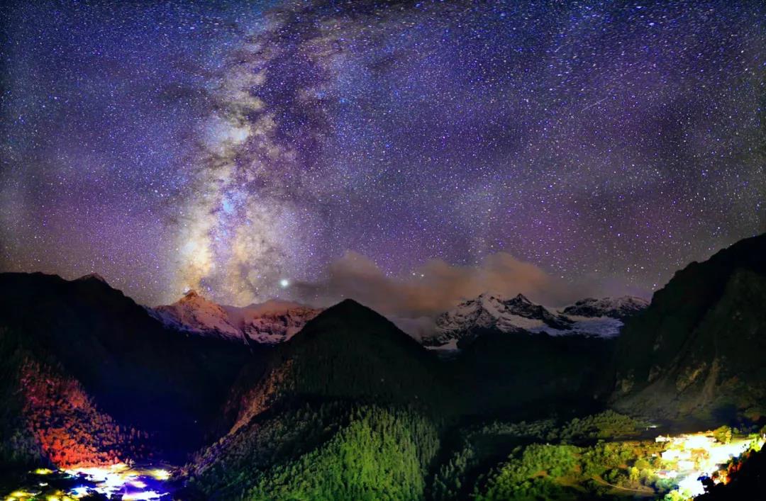 徒步,也是毕业旅行的一种打开方式,在梅里日照金山绝美景象中见证友谊,感受最原生态的美。