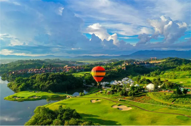 西双版纳州文化和旅游局就《西双版纳热线》 旅游产业发展问题与听众交流，切入到实际中去。