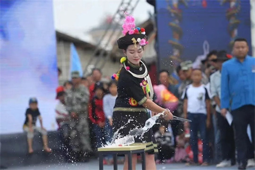 德宏非遗丨淬火中的阿昌花——许喃元