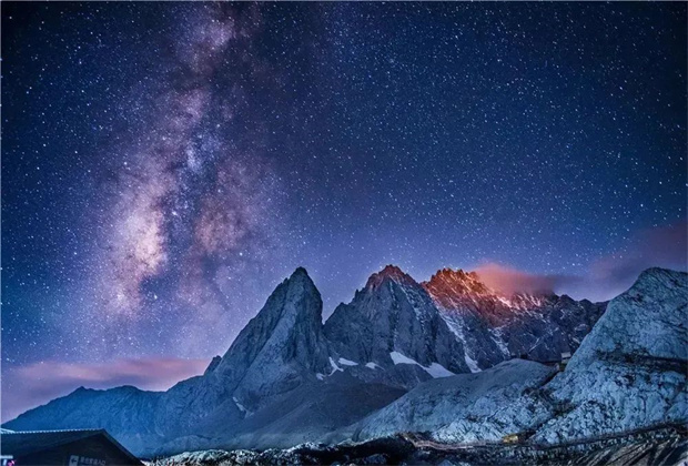 丽江旅行社 丽江旅游 丽江旅行社与你相约玉龙雪山，带你体验观星的浪漫夜晚。