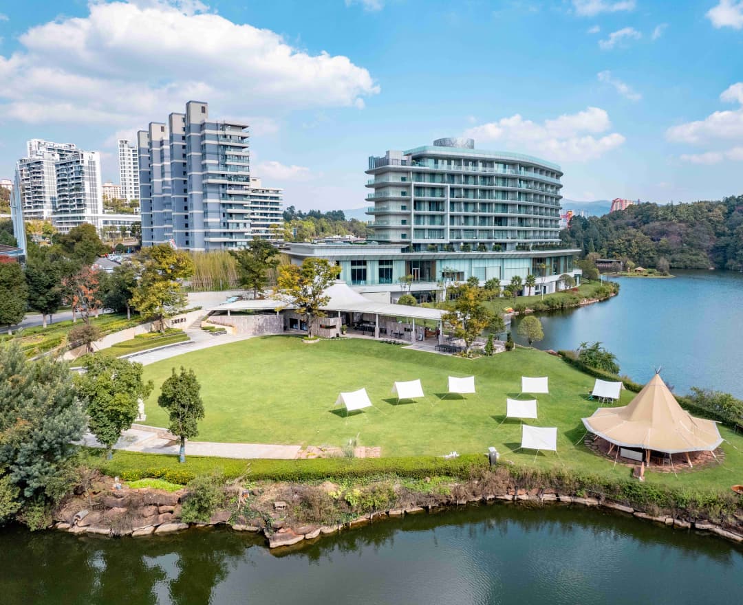 山水间的奢华会客厅——昆明玉龙湾湖景酒店MICE·龙舟团建全解析